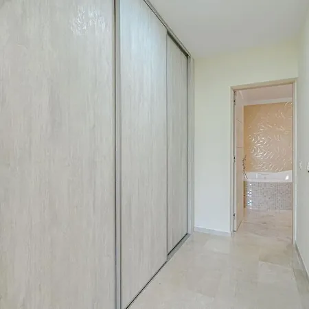Large House With Garden And Direct Access To The Pool Nyaraló
