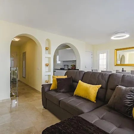 Large House With Garden And Direct Access To The Pool