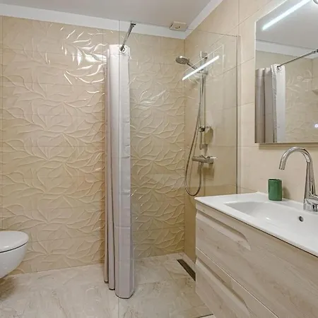 Large House With Garden And Direct Access To The Pool Holiday home *