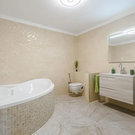 Large House With Garden And Direct Access To The Pool *